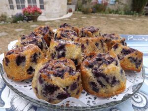 Gâteaux au yaourt ou petits moelleux aux myrtilles et sirop de violette