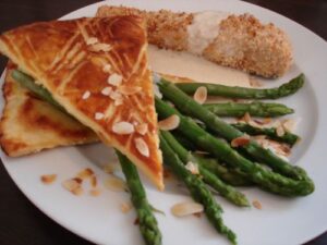 Pavé de saumon en croûte d’amandes, feuilleté d’asperges et beurre d’amandes