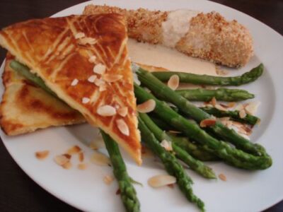 Pavé de Saumon Savoureux en Croûte d’Amandes et Asperges