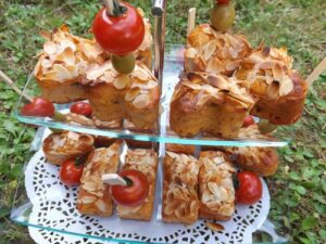 Cake au thon à la tomate, olives, amandes et parmesan