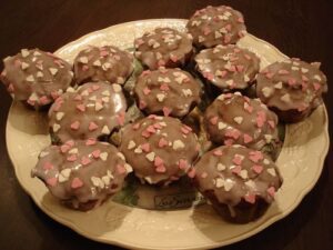 Cupcakes à la violette et coeur de chocolat blanc