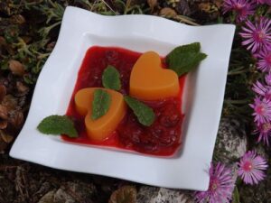 Gelée de melon au sirop de canne, poivre noir et compotée de prunes au miel