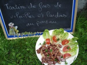 Tartine de foies de volailles et lardons au pineau des charentes