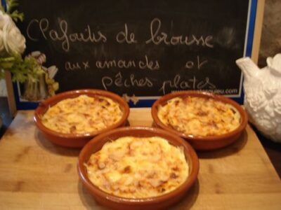 Clafoutis aux pêches et amandes : Recette facile et savoureuse