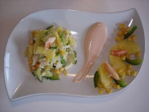 Salade de crabe à l’ananas et légumes émincés