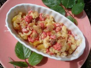 Pommes poêlées au beurre et crumble de pralines roses