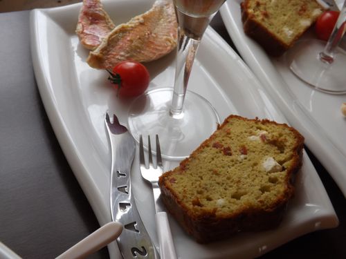 Cake savoureux au pesto, feta et tomates confites