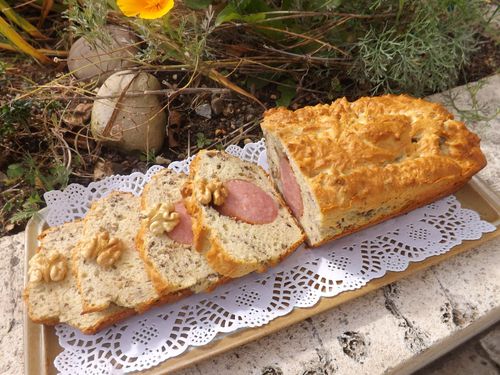Cake savoureux au saucisson, roquefort et noix
