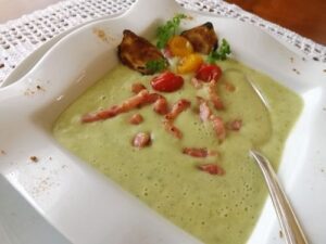 Velouté de courgette au curry Madras, lait de coco et sa garniture de lardons et légumes grillés