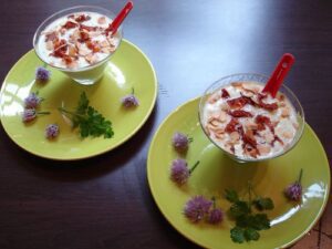 Soupe verte aux tomates confites et amandes