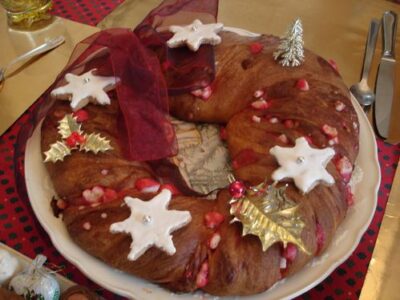 Couronne de Noël Facile – Brioche aux Pralines Roses Savoureuse