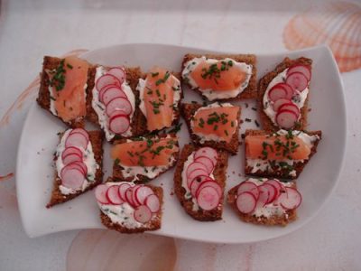 Recette Facile : Pain d’Épices au Saumon Fumé (Apéritif Scandinave !)