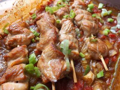 Brochettes de poulet savoureuses avec compotée de poivron rouge et mangue