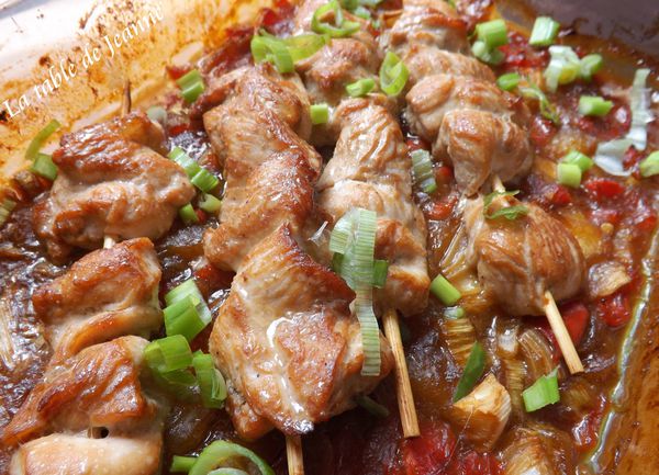 Brochettes de poulet savoureuses avec compotée de poivron rouge et mangue