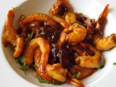 Crevettes Piquantes & Oignon Caramélisé : Recette Rapide en 3 Étapes