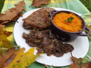 <strong>Cuisses de pintade aux 4 épices, champignons et purée de butternut</strong>