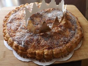 Galette des rois aux amandes, poires et fève tonka en 9 étapes