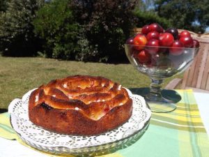 <strong>Gâteau au yaourt et à la compote de prunes rouges du jardin</strong>