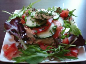 <strong>Mille-feuilles de concombre, tomate et chèvre frais</strong>