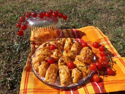 Mini-cakes savoureux aux tomates confites et jambon cru