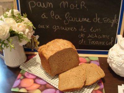 Pain noir savoureux aux graines de sésame, tournesol et lin !