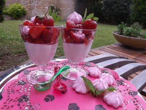 Panna cotta au lait d'amandes, fraises au sucre, meringues et une grosse dose de gourmandise