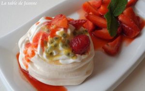 <strong>Pavlova aux fraises, framboises, fruits de la passion et citron vert</strong>