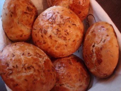 Petits pains savoureux aux graines de moutarde et cumin