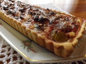 Quiche aux figues, lardons, gorgonzola et noisettes sur une pâte à la farine de seigle