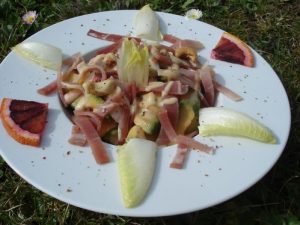 <strong>Salade d'avocat, orange sanguine, endive et jambon cru aux noix de cajou</strong>