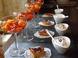 <strong>Salade de melon, abricot, pêche, cerise, kiwi au sirop de framboise et cranberries</strong>