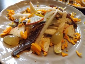 <strong>Salade d'endive, raisin, pomme rouge, kumquats, Cheddar et magret séché</strong>