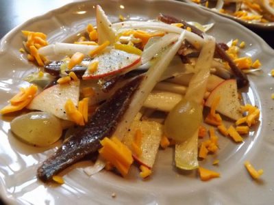 Recette facile : Salade savoureuse d’endive, pomme, kumquats et Cheddar