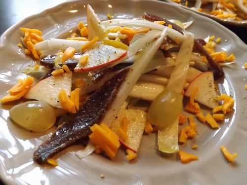 Recette facile : Salade savoureuse d'endive, pomme, kumquats et Cheddar