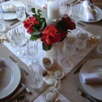 Table de Bord de Mer avec Roses du Jardin : Idée Authentique et Élégante