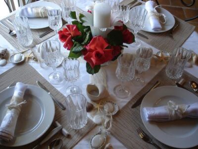 Table de Bord de Mer avec Roses du Jardin : Idée Authentique et Élégante