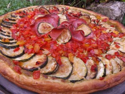 Tarte Fine Savoureuse au Pesto, Courgettes & Bacon