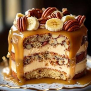 Gâteau à Étages à la Banane, Noix de Pécan et Caramel Ingrédients : Pour le Gâteau : 3 tasses de farine tout usage 1 cuillères à café de levure chimique 1 cuillère à café de bicarbonate de soude cuillère à café de sel 1 tasse de beurre non salé, ramolli 1 tasse de sucre granulé 1 tasse de cassonade, bien tassée 3 gros œufs 2 cuillères à café dextrait de vanille 1 tasse de bananes bien mûres écrasées environ 3 grandes bananes 1 tasse de babeurre 1 tasse de noix de pécan hachées Pour le Glaçage au Caramel : 1 tasse de beurre non salé 2 tasses de cassonade claire, bien tassée tasse de crème épaisse 4 tasses de sucre en poudre, tamisé 2 cuillères à café dextrait de vanille 1 tasse de noix de pécan hachées pour la garniture Instructions : Préchauffez le Four : Préchauffez votre four à 175C 350F. Beurrez et farinez trois moules à gâteau ronds de 23 cm 9 pouces. Préparez le Gâteau : Dans un bol moyen, mélangez la farine, la levure chimique, le bicarbonate de soude et le sel. Réservez. Dans un grand bol, battez le beurre, le sucre granulé et la cassonade jusquà obtenir une consistance légère et mousseuse. Ajoutez les œufs un par un, en battant bien après chaque addition. Incorporez lextrait de vanille et les bananes écrasées. Ajoutez progressivement le mélange de farine, en alternant avec le babeurre, en commençant et terminant par le mélange de farine. Incorporez délicatement les noix de pécan hachées. Faites Cuire le Gâteau : Divisez la pâte de manière égale dans les moules préparés. Lissez le dessus avec une spatule. Faites cuire pendant 25 à 30 minutes, ou jusquà ce quun cure-dent inséré au centre des gâteaux en ressorte propre. Laissez les gâteaux refroidir dans les moules pendant 10 minutes, puis démoulez-les sur des grilles pour quils refroidissent complètement. Préparez le Glaçage au Caramel : Dans une casserole moyenne, faites fondre le beurre à feu moyen. Ajoutez la cassonade et la crème. Portez à ébullition en remuant constamment. Retirez du feu et laissez refroidir légèrement. Incorporez progressivement le sucre en poudre et lextrait de vanille jusquà obtenir un glaçage lisse et crémeux. Si le glaçage est trop épais, ajoutez un peu plus de crème jusquà obtenir la consistance désirée. Assemblez le Gâteau : Placez une couche de gâteau sur une assiette de service. Étalez une généreuse quantité de glaçage au caramel sur le dessus. Répétez avec la deuxième et la troisième couche. Recouvrez les côtés du gâteau avec le reste de glaçage. Garnissez avec les noix de pécan hachées. Laissez le glaçage prendre légèrement avant de servir. Temps de Préparation : 30 minutes Temps de Cuisson : 30 minutes Temps Total : 1 heure 30 minutes Calories : 600 kcal par portion Portions : 12 #RecetteDeGâteau #GâteauBananeCaramel #GâteauMaison #DéliceGourmand #PâtisserieMaison #BananeEtPécan #GlaçageCaramel #DessertGourmand #BananaCake #GâteauFestif #RecetteFacile #PlaisirSucré #FaitMaison #Gâteau3Couches #DessertFaitMaison #Gourmandises #RecetteGourmande #GâteauÀLaBanane #CaramelFaitMaison #GâteauDAnniversaire