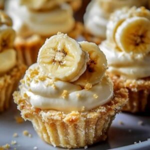 Mini Tartes à la Crème de Banane Sans Cuisson Ingrédients : 1 tasse de miettes de biscuits Graham tasse de beurre fondu tasse de sucre 1 sachet de préparation pour pudding instantané à la banane 3,4 oz 2 tasses de lait froid 1 tasse de crème épaisse 2 cuillères à soupe de sucre glace 1 cuillère à café dextrait de vanille 2 bananes mûres, tranchées Crème chantilly pour garnir Miel pour arroser Instructions : Dans un bol moyen, mélangez les miettes de biscuits Graham, le beurre fondu et le sucre jusquà ce que le mélange soit bien homogène. Pressez ce mélange dans le fond et sur les côtés dun moule à muffins pour former des mini croûtes. Réfrigérez pendant au moins 1 heure pour que les croûtes se raffermissent. Dans un grand bol, fouettez le mélange pour pudding à la banane avec le lait froid jusquà épaississement. Réfrigérez pendant 5 minutes. Dans un autre bol, fouettez la crème épaisse avec le sucre glace et lextrait de vanille jusquà obtenir des pics fermes. Incorporez la moitié de cette crème fouettée dans le mélange de pudding à la banane. Remplissez chaque croûte de mini tarte avec le mélange de pudding à la banane. Garnissez chaque tartelette avec une cuillerée de crème fouettée restante. Décorez avec des tranches de banane et un filet de miel. Temps de Préparation : 20 minutes Temps Total : 20 minutes sans compter le temps de réfrigération Calories : 290 kcal Portions : 12 mini tartes #MiniTartesSansCuisson #TarteletteBanane #RecetteFacile #SansCuisson #DessertRapide #PlaisirSucré #DessertFaitMaison #CrèmeBanane #DéliceFruitier #DessertExpress #GourmandiseBanane #RecetteDessert #TartesMiniatures #RecetteRapide #PlaisirGourmand #DessertRéconfort #DessertSansFour #BananaCreamPie #RecetteSIMPLE #BonheurSucré