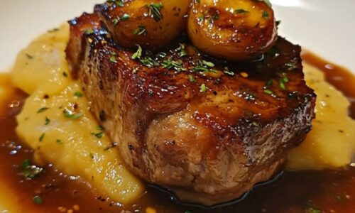 Découvrez notre Recette Exquise : Steak de Bœuf Succulent avec Sauce Divine sur une Purée de Pommes de Terre Crémeuse