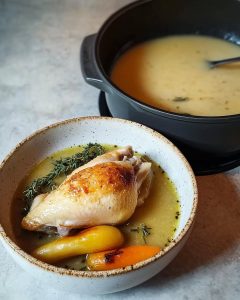 Poule au Pot et Sauce Crémeuse : Recette Chaleureuse et Raffinée